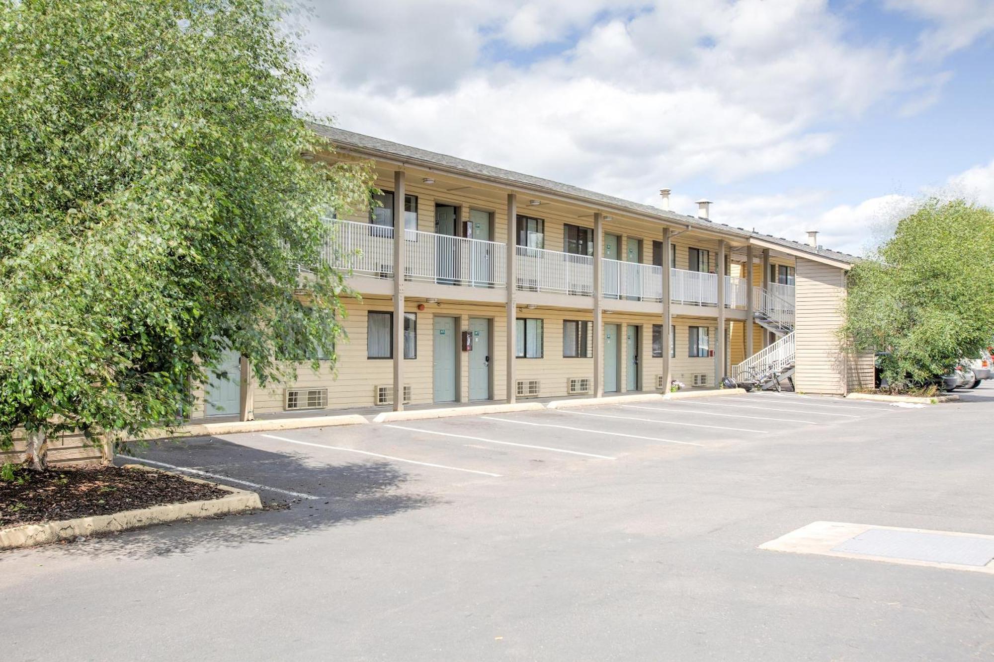 Oyo Woodland Hotel And Suites Buitenkant foto