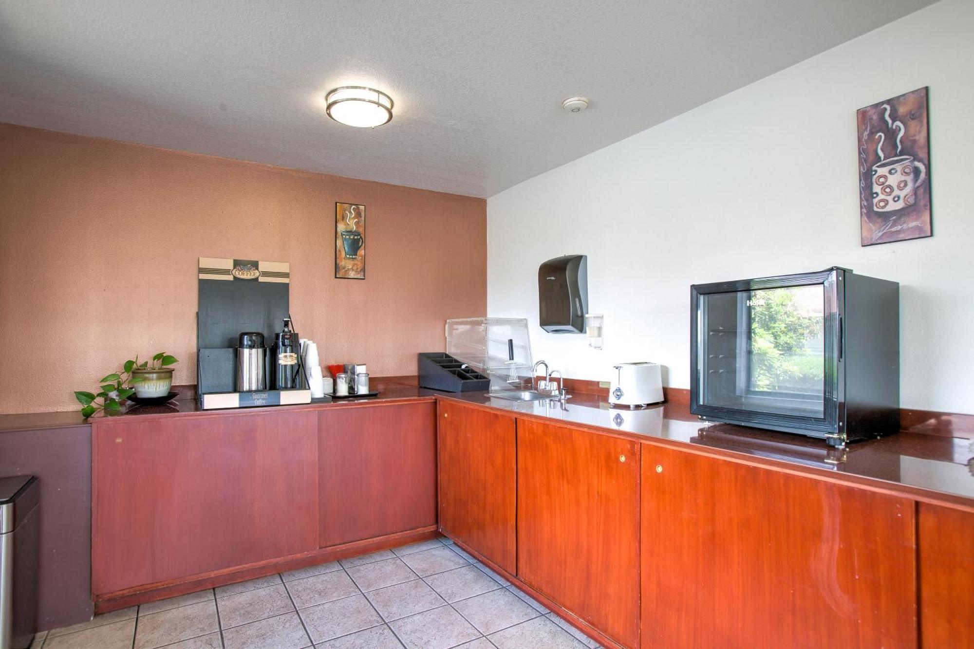 Oyo Woodland Hotel And Suites Buitenkant foto