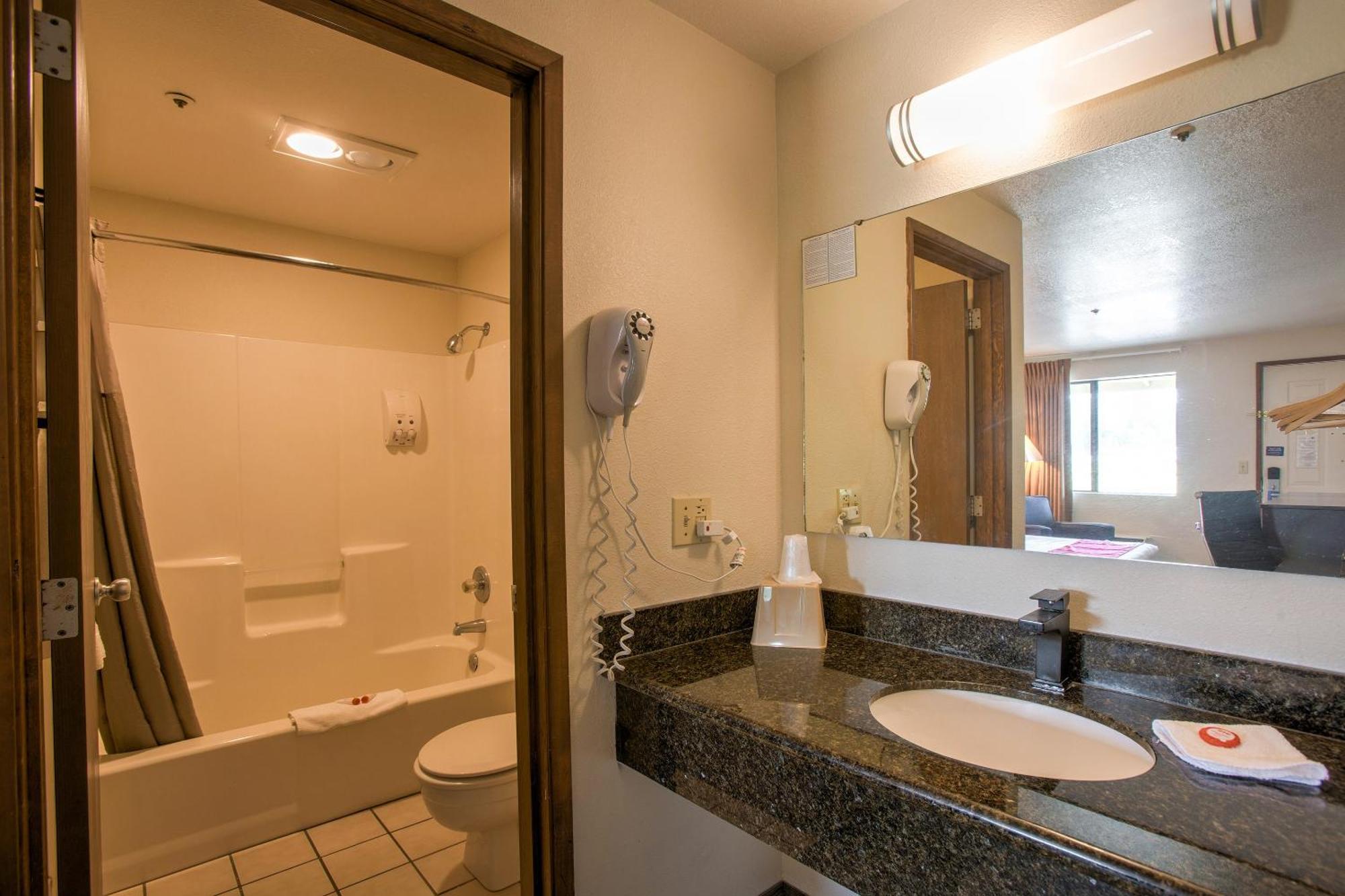 Oyo Woodland Hotel And Suites Buitenkant foto