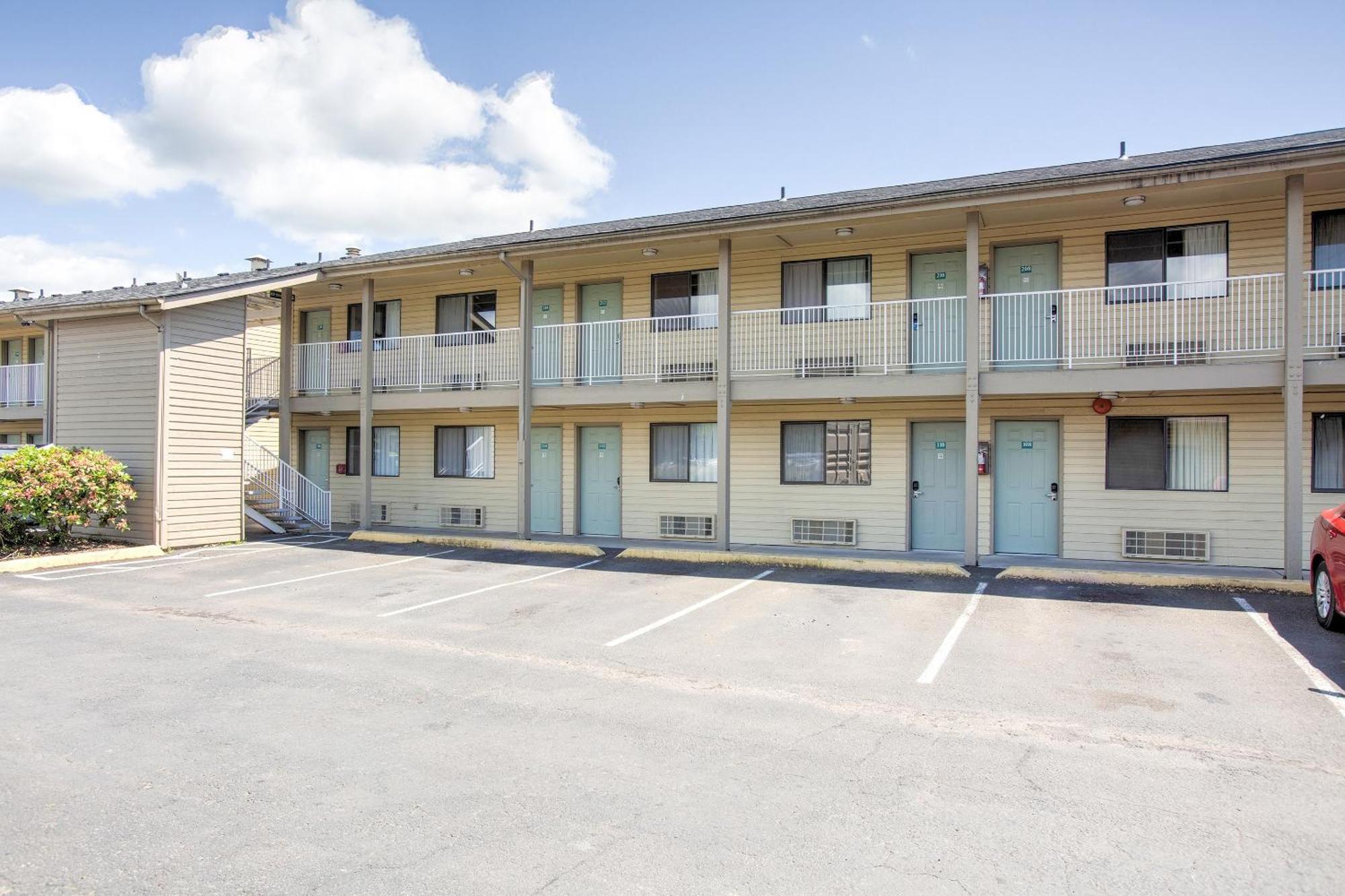 Oyo Woodland Hotel And Suites Buitenkant foto