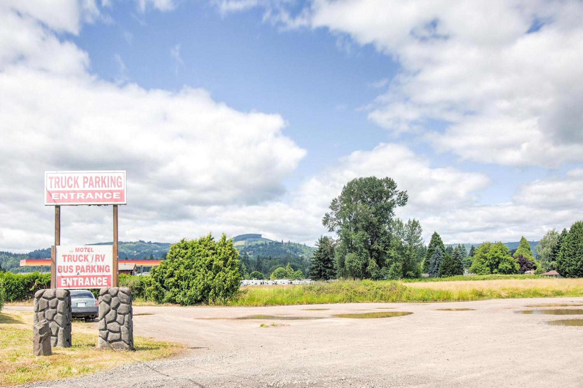 Oyo Woodland Hotel And Suites Buitenkant foto