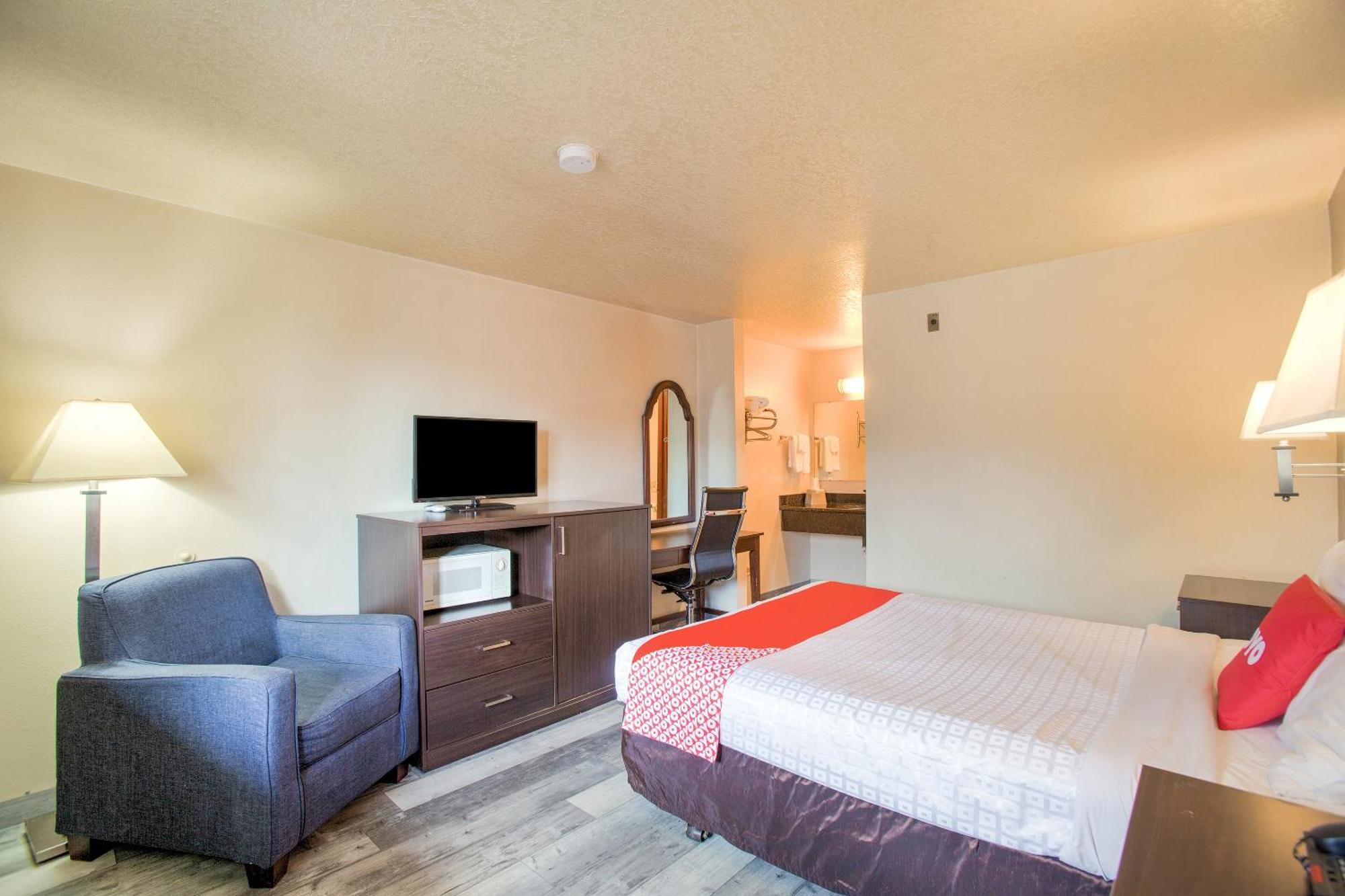 Oyo Woodland Hotel And Suites Buitenkant foto
