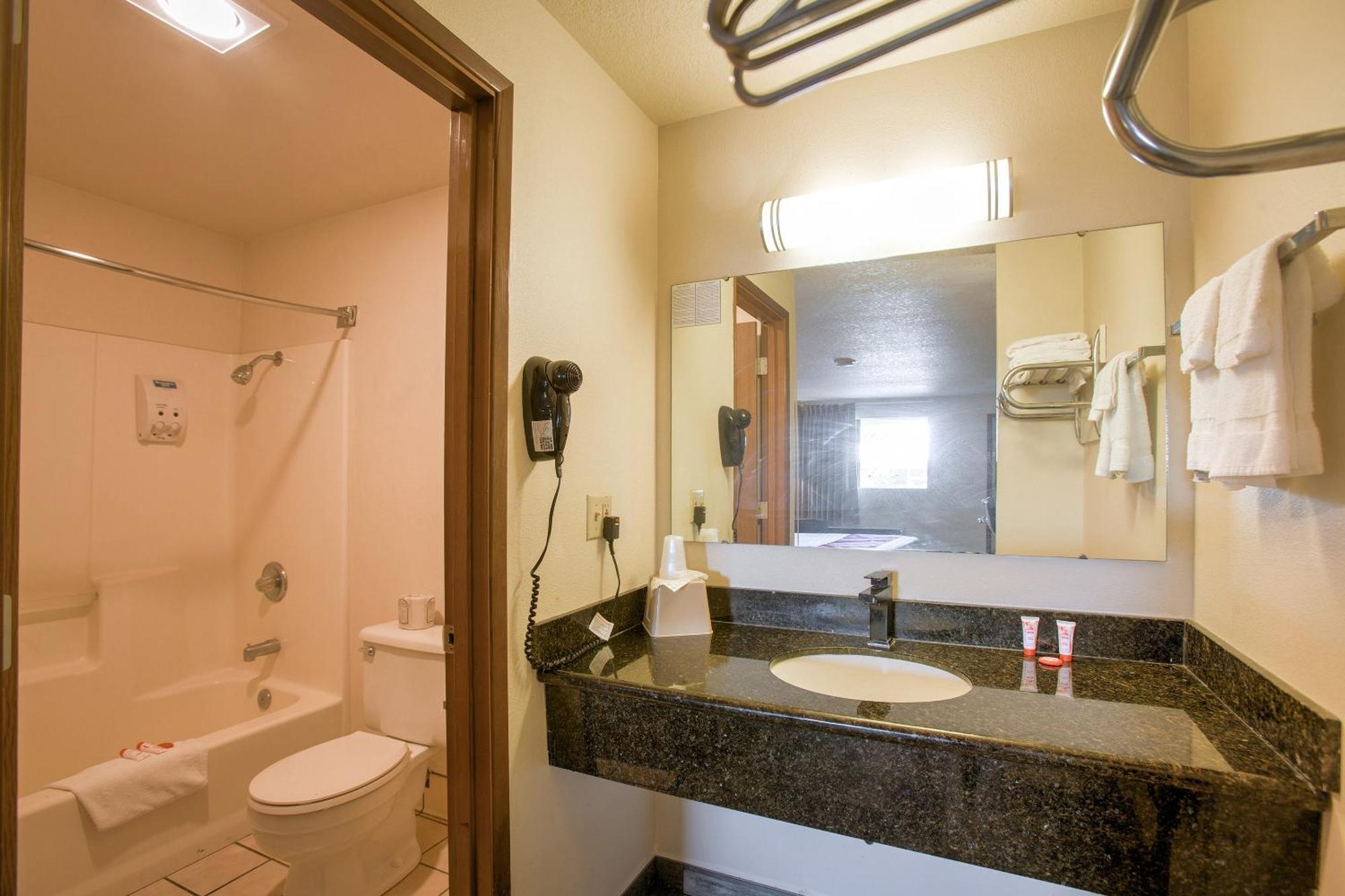 Oyo Woodland Hotel And Suites Buitenkant foto