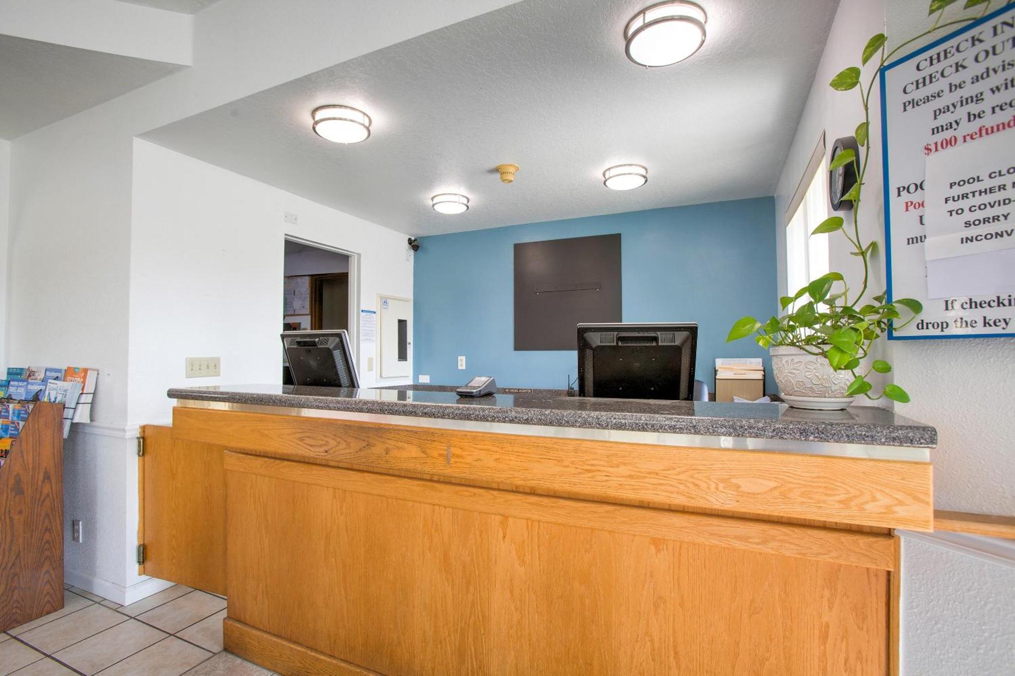 Oyo Woodland Hotel And Suites Buitenkant foto