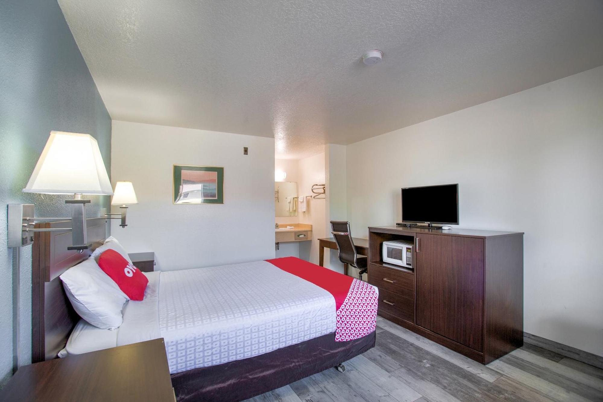 Oyo Woodland Hotel And Suites Buitenkant foto