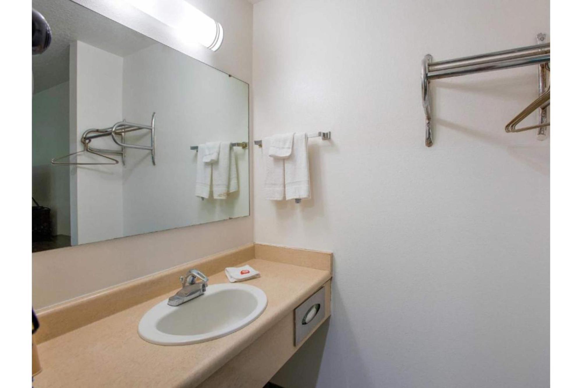 Oyo Woodland Hotel And Suites Buitenkant foto