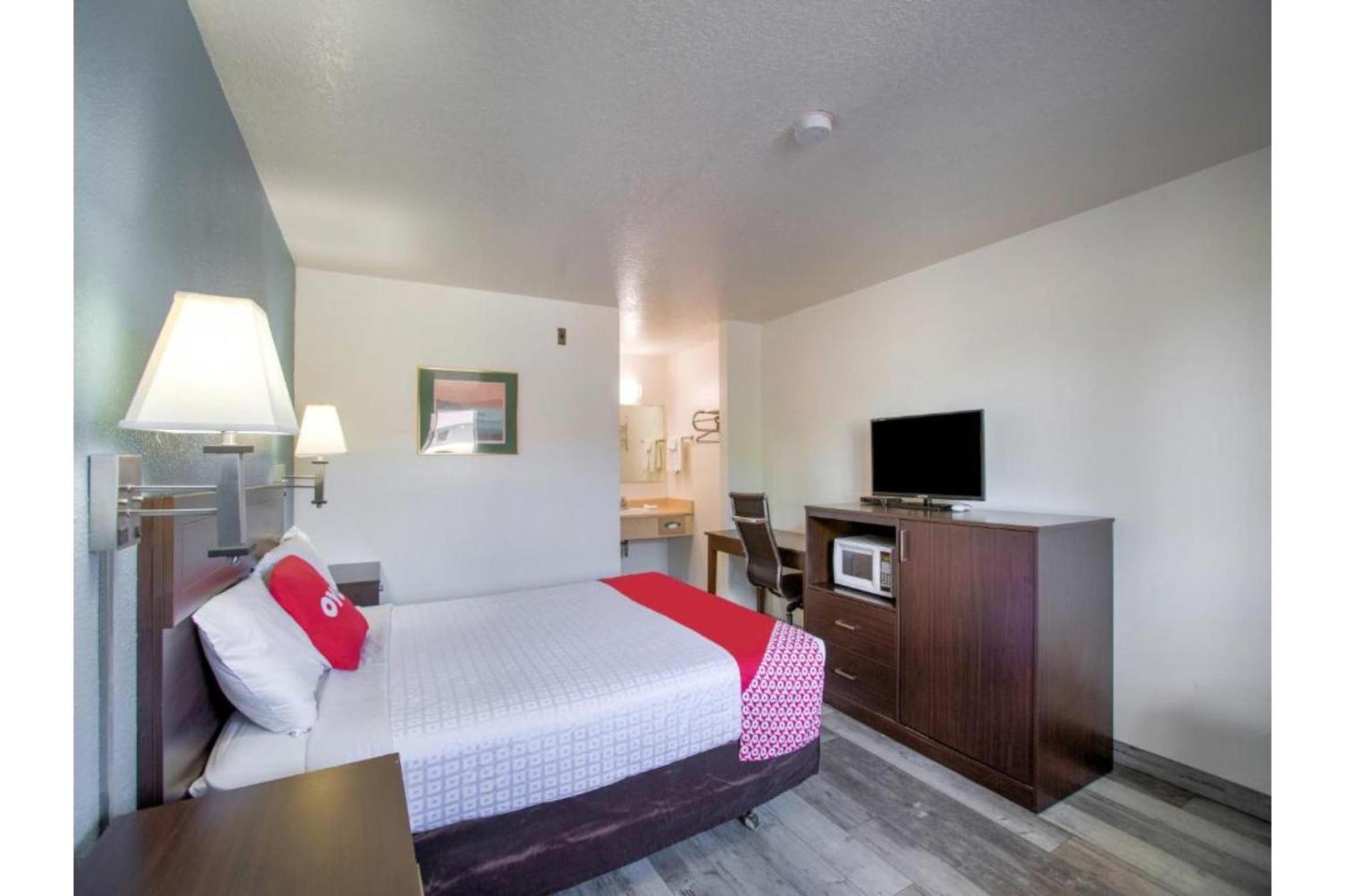 Oyo Woodland Hotel And Suites Buitenkant foto