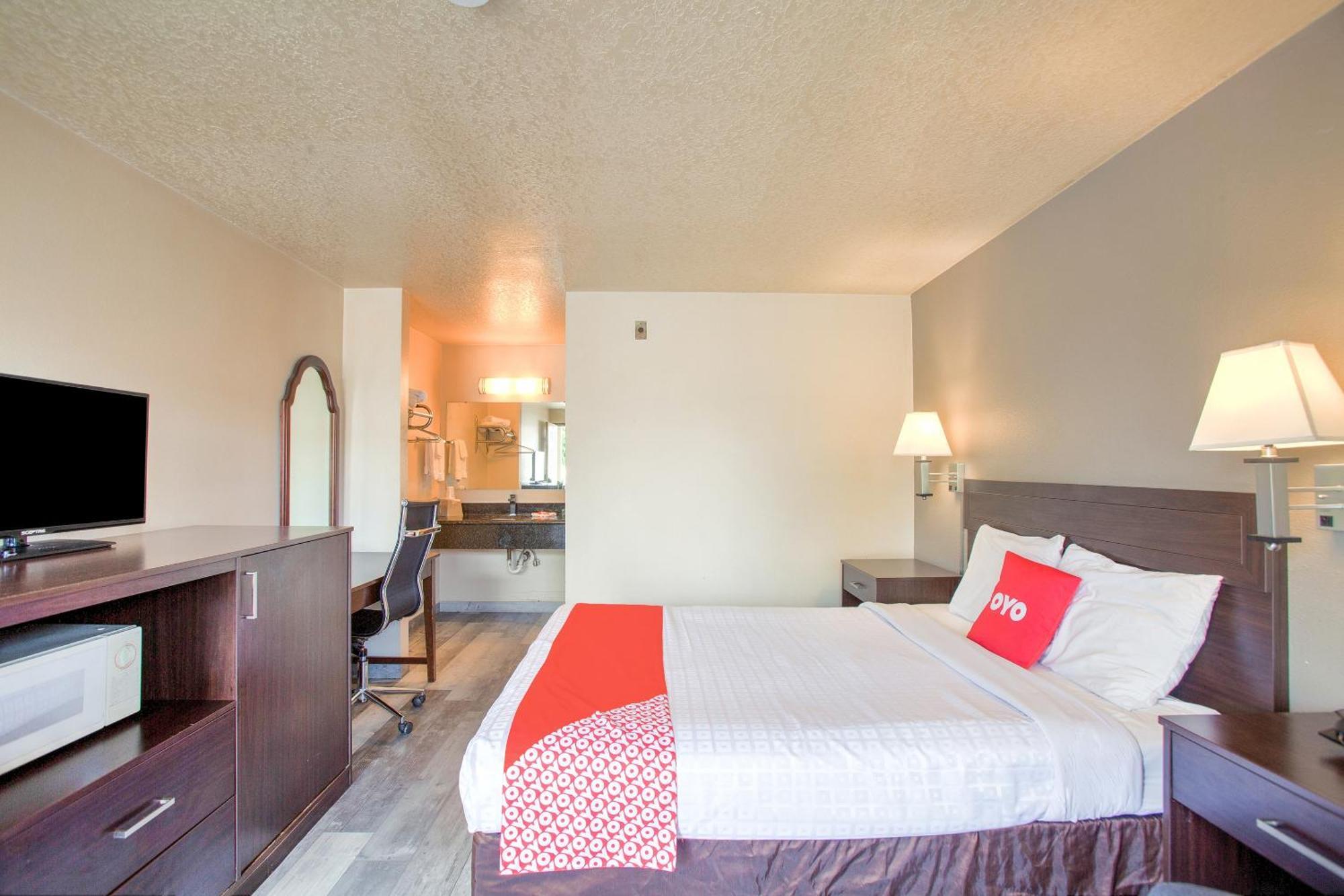 Oyo Woodland Hotel And Suites Buitenkant foto