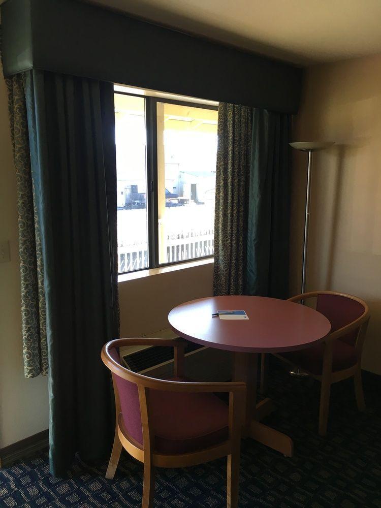 Oyo Woodland Hotel And Suites Buitenkant foto