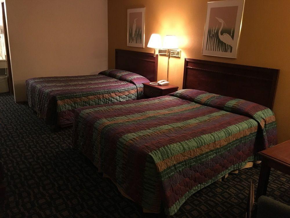 Oyo Woodland Hotel And Suites Buitenkant foto