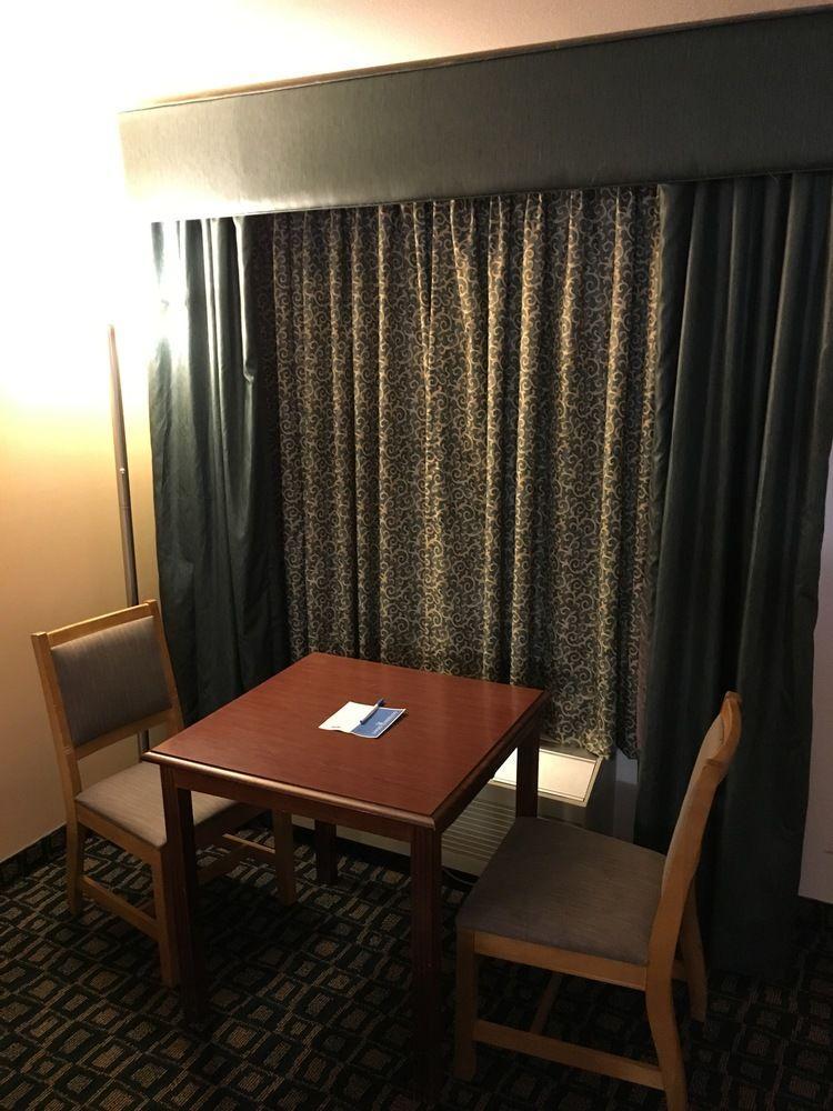 Oyo Woodland Hotel And Suites Buitenkant foto