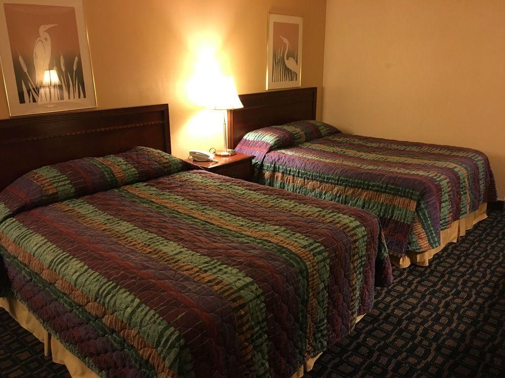 Oyo Woodland Hotel And Suites Buitenkant foto