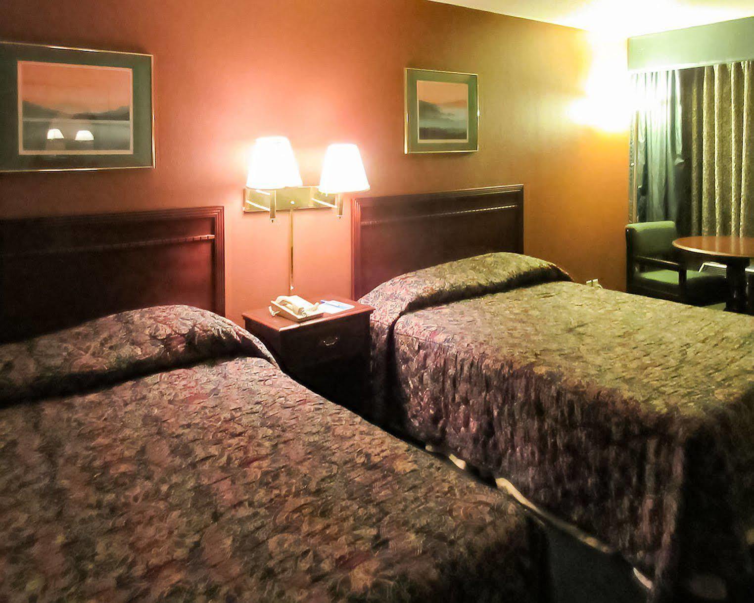 Oyo Woodland Hotel And Suites Buitenkant foto