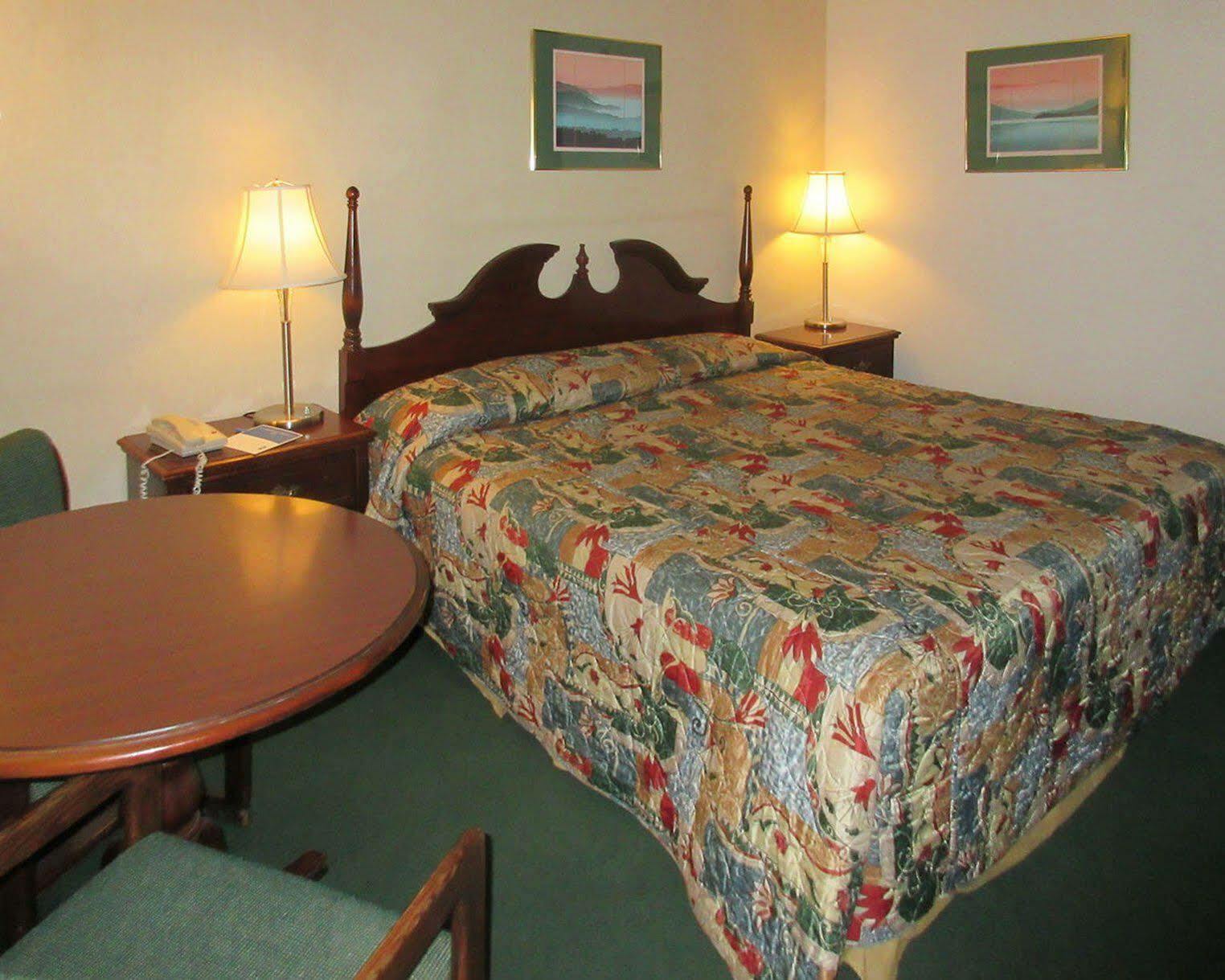Oyo Woodland Hotel And Suites Buitenkant foto